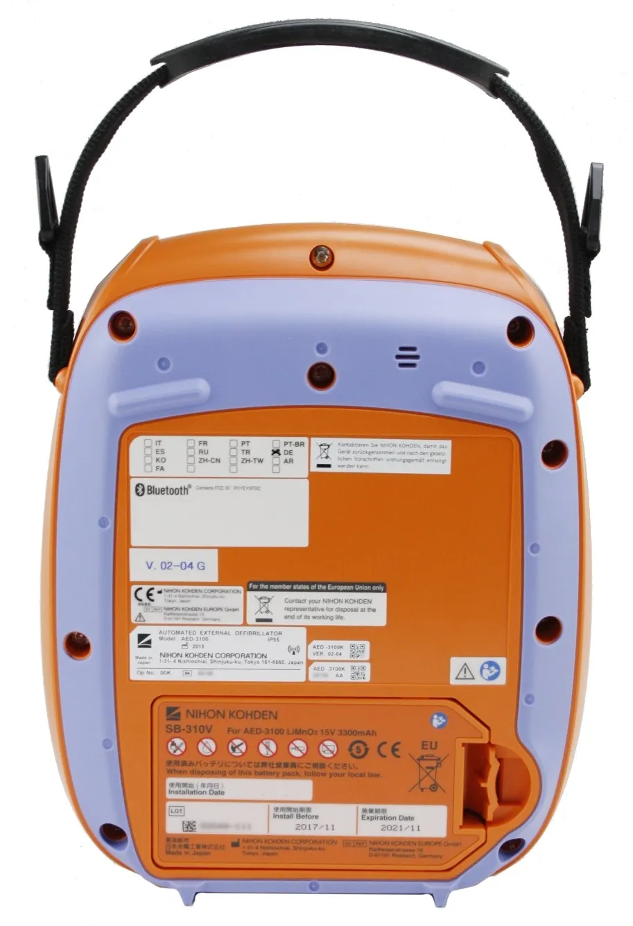 Orangener Defibrillator mit schwarzem Griff von der Hinterseite. 