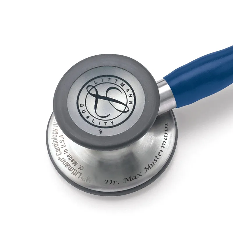 Nahaufnahme eines Littmann-Stethoskops mit individuell gravierter Oberfläche.