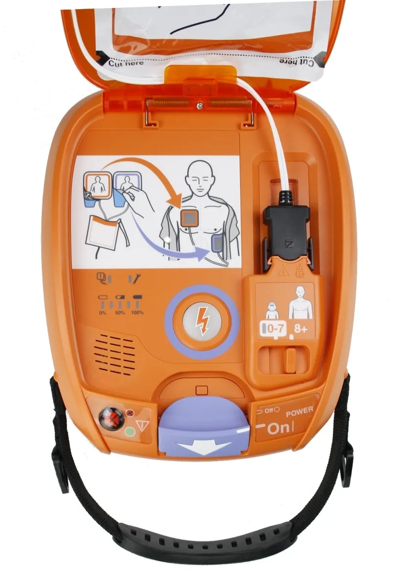 Geöffneter orangener Defibrillator mit schwarzem Griff. 